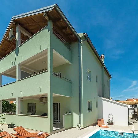 Apartment Joso With Pool Pakoštane